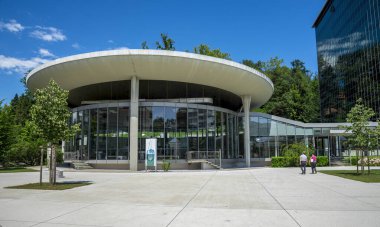 Bir Şehir Tıp Merkezi 'nin Modern Dairesel Mimarisi Şehir Meydanı, Rogaska Slatina, Slovenya, 20 Haziran 2019