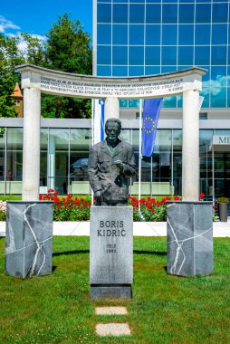 Boris Kidriç 'in Avrupa ve Slovenya Bayraklı Modern Tıp Merkezi önündeki heykeli, Rogaska Slatina, Slovenya, 20 Haziran 2019