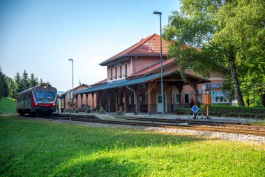 Sahne Kırsalındaki Kırsal Tren İstasyonundan Küçük Bir Trenin Kalkışı, Rogaska Slatina, Slovenya, 21 Haziran 2019