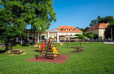 Güneşli bir günde Çocuk Bahçesi ve Binalarıyla Büyüleyici Park Sahnesi, Rogaska Slatina, Slovenya, 21 Haziran 2019