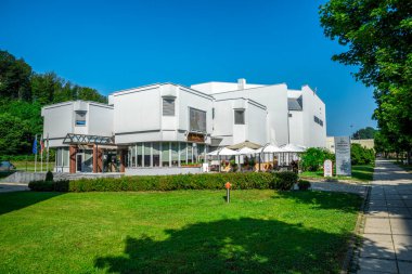 Outdoor Patio ve Green Garden Setting, Rogaska Slatina, Slovenya Modern Beyaz Kültür Merkezi, 21 Haziran 2019