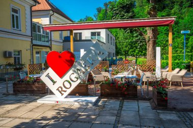 Kırmızı Çiçekler ve Aşk Yüreği Simgesi İşareti, Rogaska Slatina, Slovenya, 21 Haziran 2019