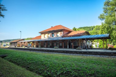 Tranquil Kırsal Alanında Büyüleyici Küçük Tren İstasyonu Seti, Rogaska Slatina, Slovenya, 21 Haziran 2019