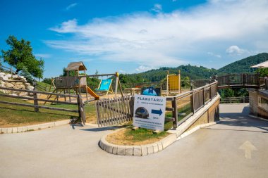 20 Haziran 2019 'da Slovenya' nın Podcetrtek kentinde Yeşil Tepeler Çevreleme ve Planetaryum Yönlendirme İşareti ile Jelenov Greben 'deki Tahta Oyun Alanı