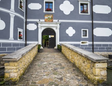 Olimje Manastırı Girişi 'ne giden bir hendeğin üzerindeki küçük taş köprü, Podcetrtek, Slovenya, 20 Haziran 2019