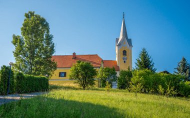 Mavi Gök Altındaki Ağaçlar 'ın Büyüleyici Sarı Kilise Kilisesi, Sveta Ema, Slovenya, 21 Haziran 2019