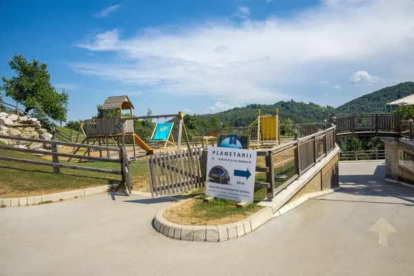 20 Haziran 2019 'da Slovenya' nın Podcetrtek kentinde Yeşil Tepeler Çevreleme ve Planetaryum Yönlendirme İşareti ile Jelenov Greben 'deki Tahta Oyun Alanı