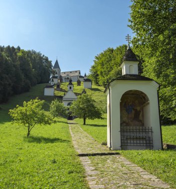 St Roch, Smarje pri Jelsah, Slovenya, 21 Haziran 2019 'da Kilisesi' ne giden Çarmıhın Duraklarına Giden Yol