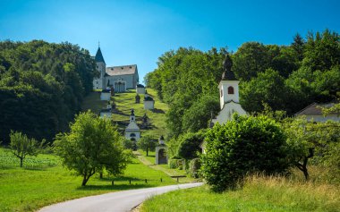 Büyüleyici St. Roch Hilltop Kilisesi Canlı Yeşil Surround ve Kırsal Yol, Smarje pri Jelsah, Slovenya, 21 Haziran 2019