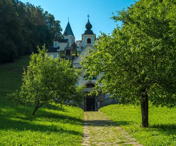 St Roch Kilisesi 'ne giden dik yolun başlangıcı, Smarje pri Jelsah, Slovenya, 21 Haziran 2019