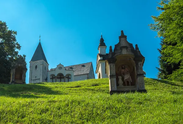 St. Roch Kilisesi 'ne bakın. Yoldan Haç İstasyonlarına, Smarje pri Jelsah, Slovenya, 21 Haziran 2019