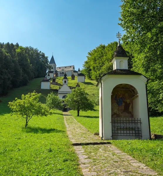 St Roch, Smarje pri Jelsah, Slovenya, 21 Haziran 2019 'da Kilisesi' ne giden Çarmıhın Duraklarına Giden Yol