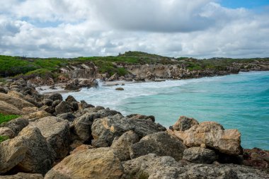 Rocky Shoreline ve Crystal Clear Turkuaz Hint Okyanus Suları, Perth, Avustralya, 27 Mart 2020