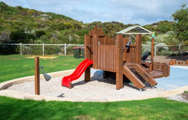 Iluka Sahili 'nde Doğal Park Kaydırağıyla Tahta Oyun Alanı, Perth, Avustralya, 27 Mart 2020