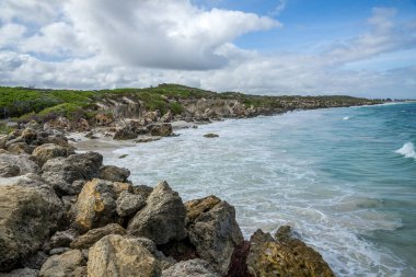 Rocky Shoreline ve Crystal Clear Turquoise Sea Under Cloudy Sky Okyanus Resifi, Perth, Avustralya, 27 Mart 2020