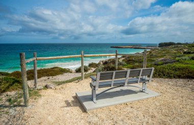 Okyanus Kayalıkları, Perth, Avustralya, 27 Mart 2020 'de Hint Okyanusu Ufku' nun Turkuaz Suları 'na Bakan Benç Manzaralı Sahil Manzarası