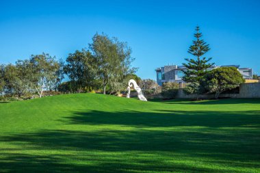 Beachside Park 'taki güzel yeşil çimenlikte modern sanatsal heykel Burns Sahili, Joondalup Şehri, Batı Avustralya, 11 Nisan 2020