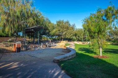 Burns Sahili 'ndeki Beachside Park' ta masa ve bankları olan piknik alanı, Joondalup şehri, Batı Avustralya, 11 Nisan 2020
