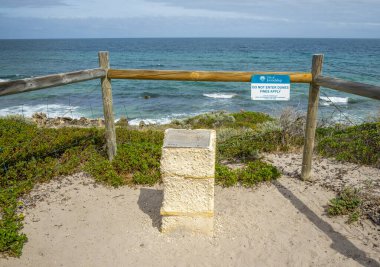 Okyanus Resifi, Perth, Avustralya, 27 Mart 2020 'de Çit ve Marmion Deniz Parkı Bilgi Plaketi ile Sahil Görünümü