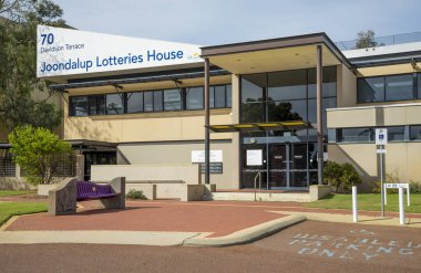 Erişilebilir Park ve Renkli Benç, Joondalup, Batı Avustralya, 4 Nisan 2020 Modern Piyango Ofisi Binası