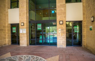 Glass Doors ve Brick Walls, Joondalup, Batı Avustralya, 4 Nisan 2020 ile Kapalı Kamu Kütüphanesi Girişi