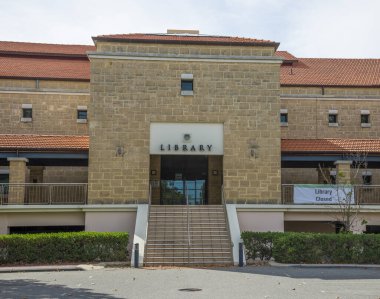 Kilitleme sırasında Kapalı İşaretli Modern Halk Kütüphanesi Binası, Joondalup, Batı Avustralya, 4 Nisan 2020