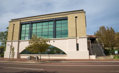 Uzun Pencereli Modern Halk Kütüphanesi Binası ve Eşsiz Mimari Tasarımı, Joondalup, Batı Avustralya, 4 Nisan 2020