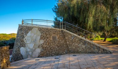 Burns Sahili, Joondalup Şehri, Batı Avustralya 'daki Ağaçlar ve Doğal Sahne ile Bir Parktaki Taş Gözlem Güvertesi, 11 Nisan 2020