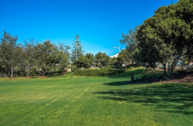 Bengello Park 'ta, Burns Beach Banliyösündeki Açık Çimen Bölgesi, Joondalup Şehri, Batı Avustralya, 11 Nisan 2020
