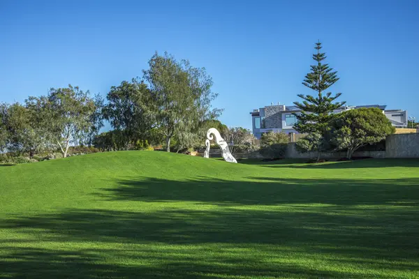 Beachside Park 'taki güzel yeşil çimenlikte modern sanatsal heykel Burns Sahili, Joondalup Şehri, Batı Avustralya, 11 Nisan 2020