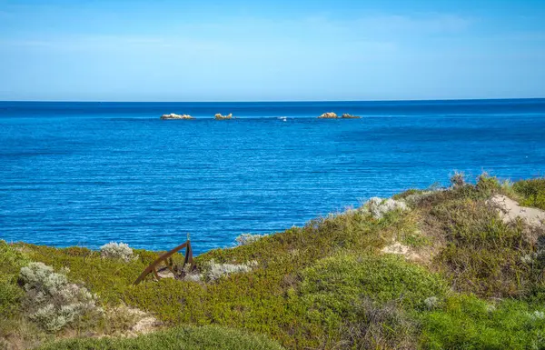 11 Nisan 2020 'de Burns Beach, Joondalup, Batı Avustralya' da güneşli bir günde İskelet Teknesi ve Hint Okyanusu manzaralı kıyı manzarası.