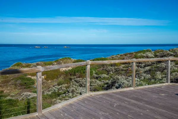 Ahşap Güverte 'den Hint Okyanusu Manzarası Sahil manzarası ve Burns Sahili, Joondalup Şehri, Batı Avustralya, 11 Nisan 2020