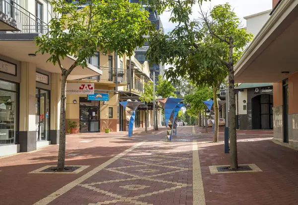 Sessiz Şehir Sokakları Ağaçlar ve Sanatsal Heykellerle Modern Şehir Merkezinde, Joondalup, Batı Avustralya, 4 Nisan 2020