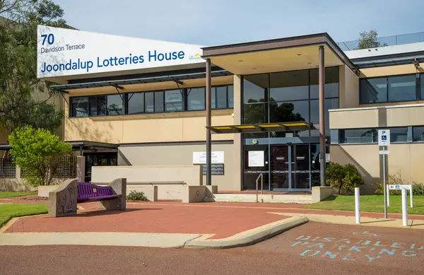 Erişilebilir Park ve Renkli Benç, Joondalup, Batı Avustralya, 4 Nisan 2020 Modern Piyango Ofisi Binası