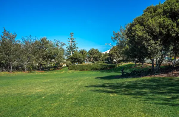 Bengello Park 'ta, Burns Beach Banliyösündeki Açık Çimen Bölgesi, Joondalup Şehri, Batı Avustralya, 11 Nisan 2020