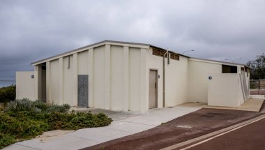 Modern Halka Açık Soyunma Odası ve Tuvalet Tesisi Bulutlu Bir Gün, Perth, Avustralya, 12 Nisan 2020
