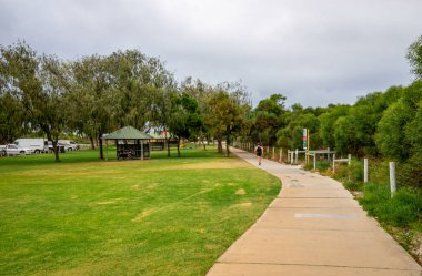 Huzurlu Park Sahnesi Yürüyen Yol, Yeşil Çim ve Pinnaroo Point, Perth, Avustralya 'da Korunaklı Oturma Alanı, 12 Nisan 2020