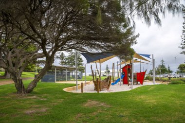 Mullaloo Sahili, Perth, Avustralya 'da Renkli Ekipmanları ve Doğal Çevresi olan Sunny Outdoor Playground, 12 Nisan 2020