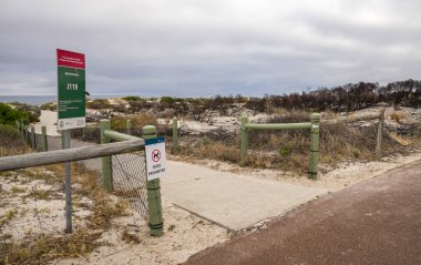 Bulutlu Gün, Perth, Avustralya, 12 Nisan 2020 'de Whitfords Sahili' ne Uyarı İşaretleriyle Sahil Yolu