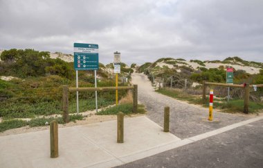 Kum tepelerinden Hillarys Köpek Sahili 'ne Bilgi İşaretleri ve Eskrim, Perth, Avustralya, 12 Nisan 2020