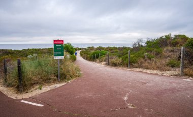 Whitfords Plajına Giden Sahil Yolu Çevresi Doğal Çalılıklar, Perth, Avustralya, 12 Nisan 2020