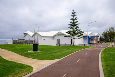 Coastal Pathway ve Mullaloo Surf Life Saving Club Binası Green Lawn, Perth, Avustralya, 12 Nisan 2020