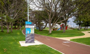 Mullaloo Beach, Perth, Avustralya 'da Pathways, Children Playground ve Tree Lindscape ile Manzara Parkı, 12 Nisan 2020