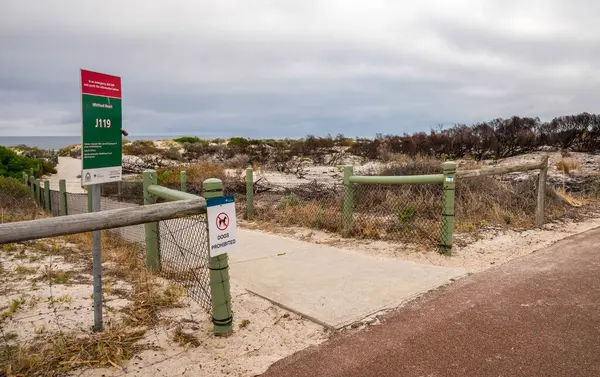 Bulutlu Gün, Perth, Avustralya, 12 Nisan 2020 'de Whitfords Sahili' ne Uyarı İşaretleriyle Sahil Yolu