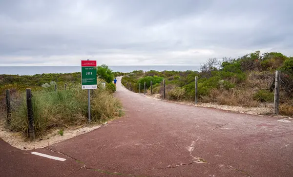 Whitfords Plajına Giden Sahil Yolu Çevresi Doğal Çalılıklar, Perth, Avustralya, 12 Nisan 2020