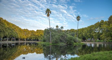 Hyde Park, Perth, Avustralya 'da Günbatımında Sakin Göl ve Kule Palmiye Ağaçlarıyla Manzaralı, 12 Nisan 2020