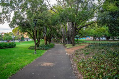 Paved Futbol Yolu Hyde Park, Perth, Avustralya 'da Lush Green ve Majestic Trees ile çevrili. 12 Nisan 2020