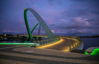 Elizabeth Quay 'in Sakin Suları Üzerine Renkleri Yansıtan Günümüz Yaya Köprüsü, 14 Nisan 2020