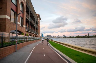 Riverside Bisiklet Yolu boyunca Eski Kuğu Bira Fabrikası Binası, Perth, Avustralya, 14 Nisan 2020