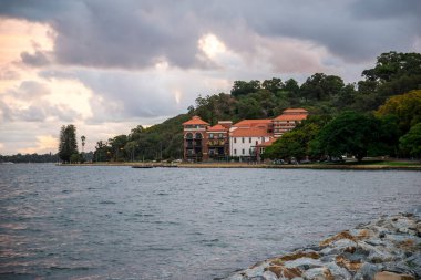 Swan River Foreshore, Perth, Avustralya 'daki Old Swan Bira Fabrikası' na Bakış 14 Nisan 2020